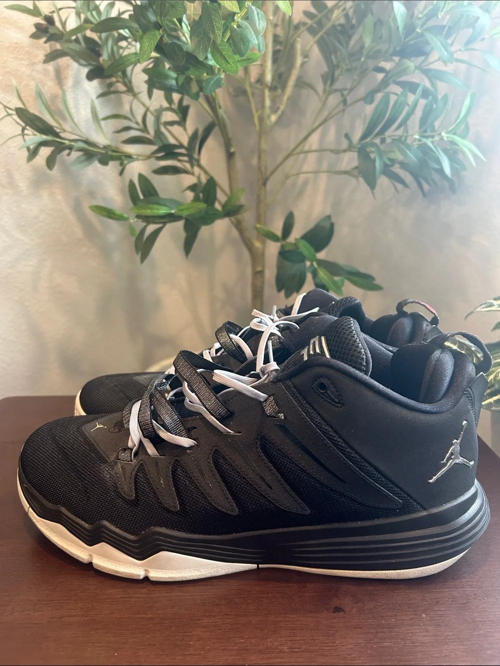 Jordan Men's Black and White Low-Top Basketball Sneakers